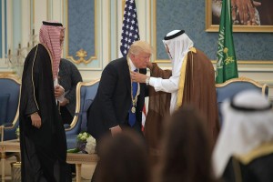 الملك سلمان يقلد الرئيس ترامب ارفع وسام سعودي