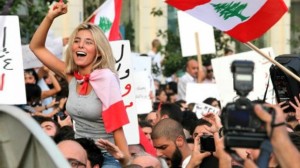 أزمات لبنان الاجتماعية تضع اقتصاده على شفير الهاوية 